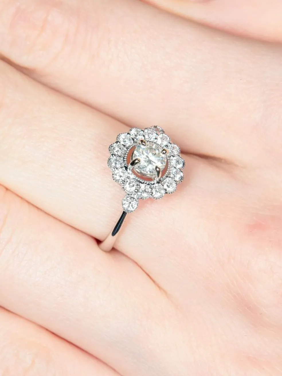 Bague fleur diamants or blanc