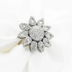 Bague fleur en or blanc avec diamants de 2,1 carats