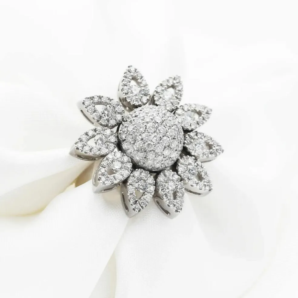 Bague fleur en or blanc avec diamants de 2,1 carats