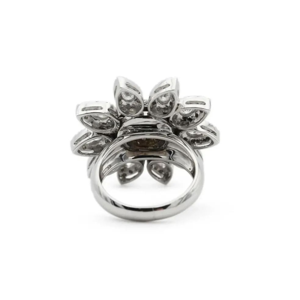 Bague fleur en or blanc avec diamants de 2,1 carats