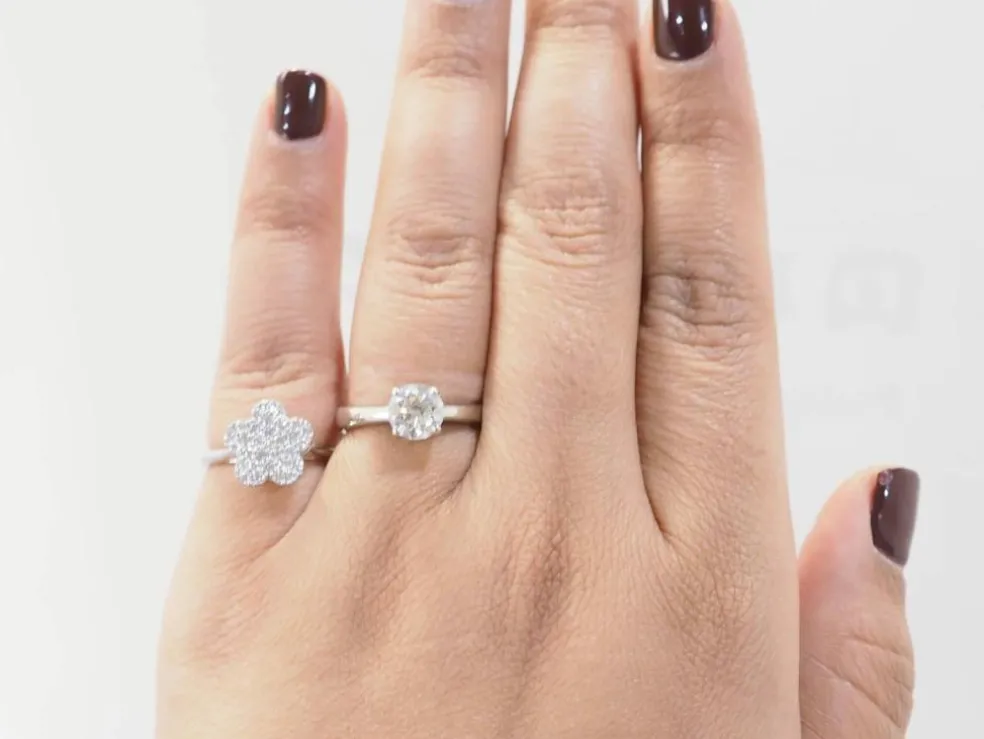 Bague fleur en or blanc et diamants