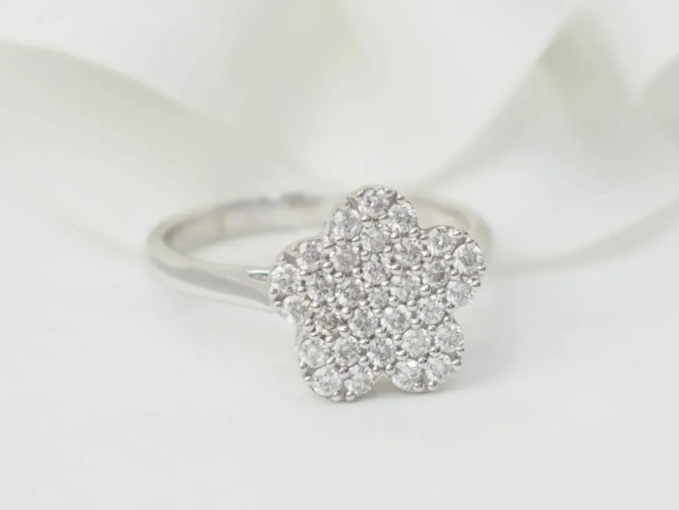 Bague fleur en or blanc et diamants