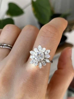 Bague fleur en or blanc et diamants 2.80 Ct