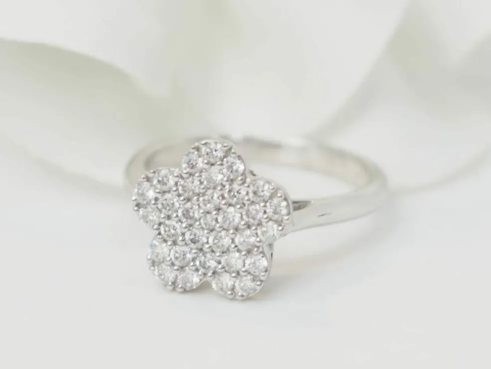 Bague fleur en or blanc et diamants