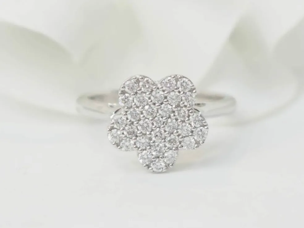Bague fleur en or blanc et diamants