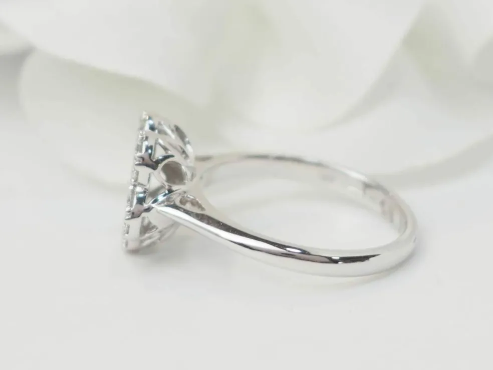 Bague fleur en or blanc et diamants
