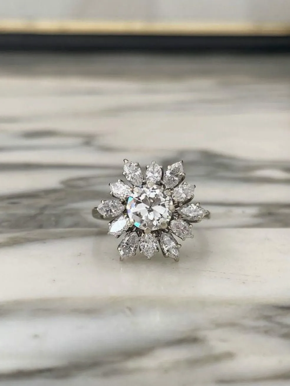 Bague fleur en or blanc et diamants 2.80 Ct