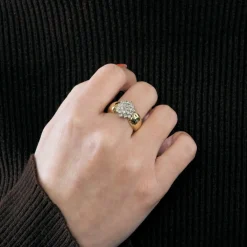 Bague fleur en or jaune et blanc avec des diamants
