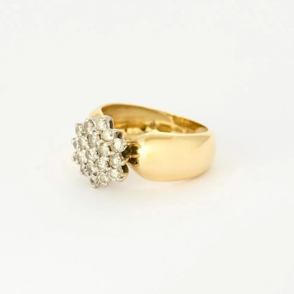 Bague fleur en or jaune et blanc avec des diamants