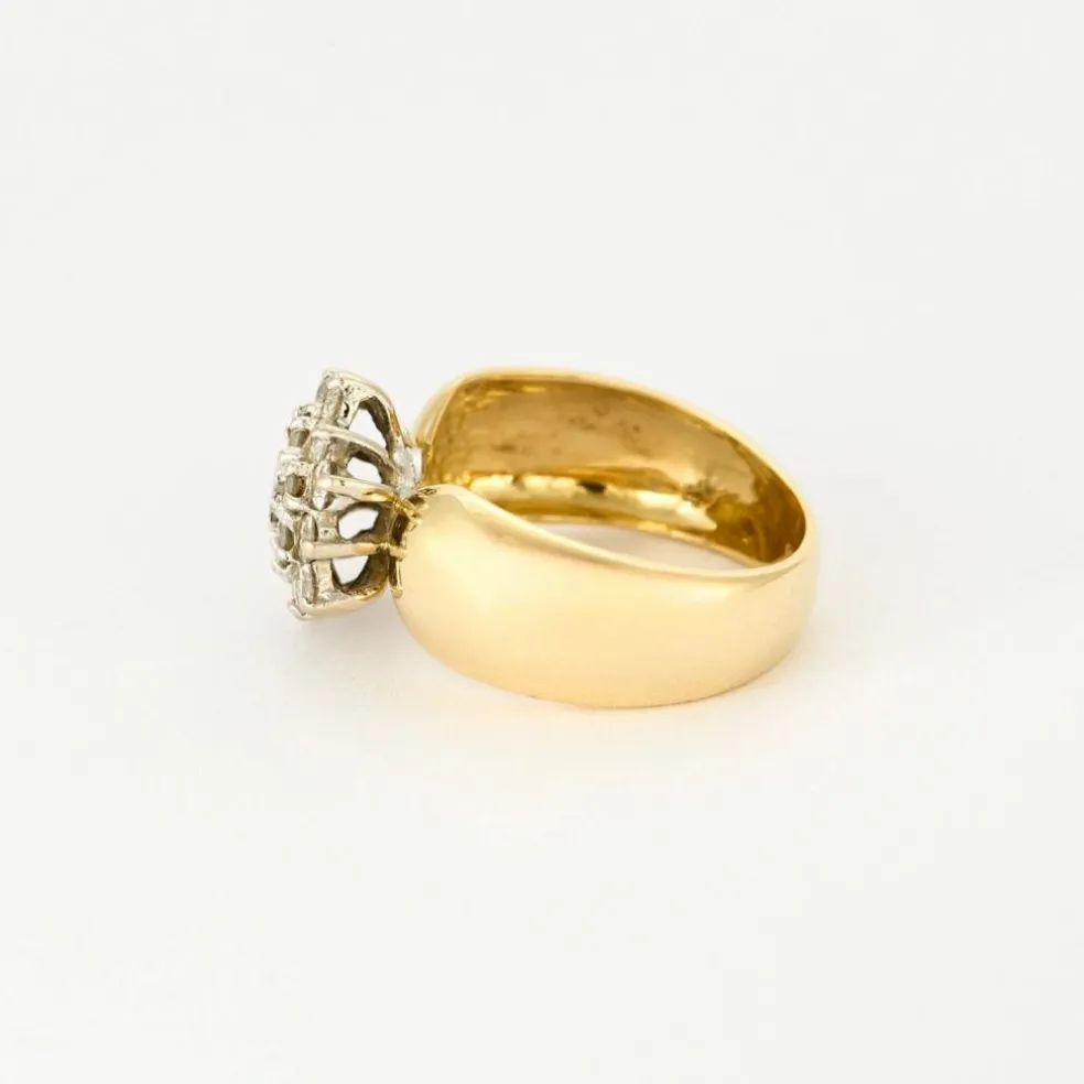 Bague fleur en or jaune et blanc avec des diamants