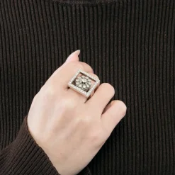 Bague fleur, or blanc et diamants