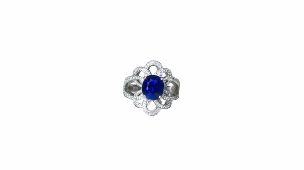 Bague Fleur or blanc, saphir de Ceylan 2.80 Cts, diamants