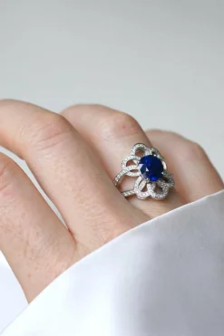 Bague Fleur or blanc, saphir de Ceylan 2.80 Cts, diamants