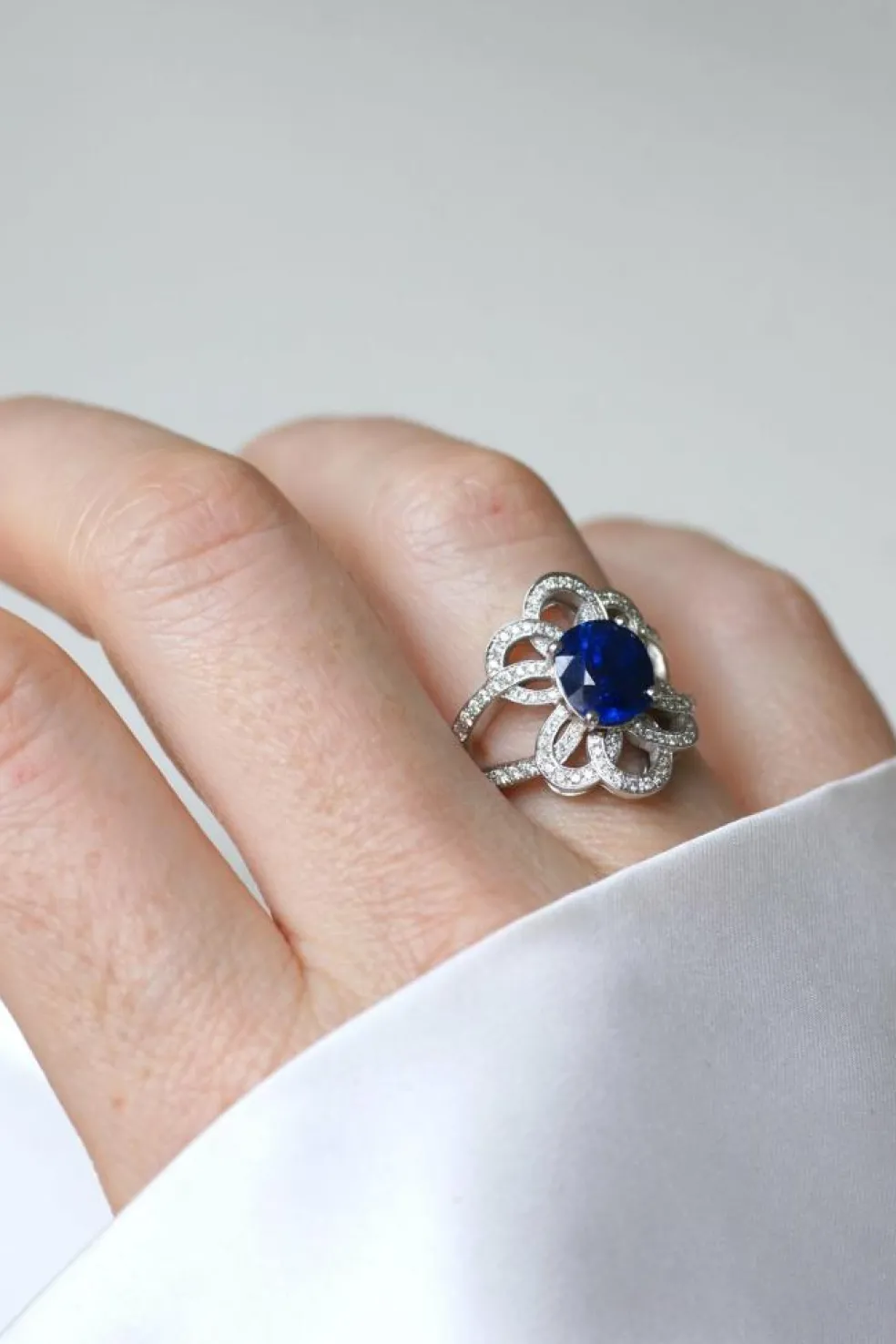 Bague Fleur or blanc, saphir de Ceylan 2.80 Cts, diamants