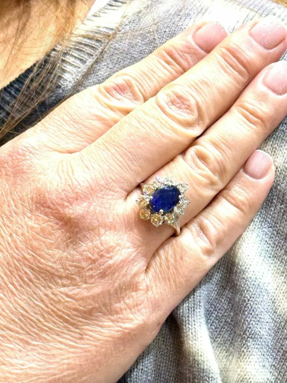 Bague fleur or blanc saphir de Ceylan non chauffé et diamants
