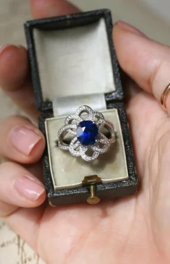 Bague Fleur or blanc, saphir de Ceylan 2.80 Cts, diamants