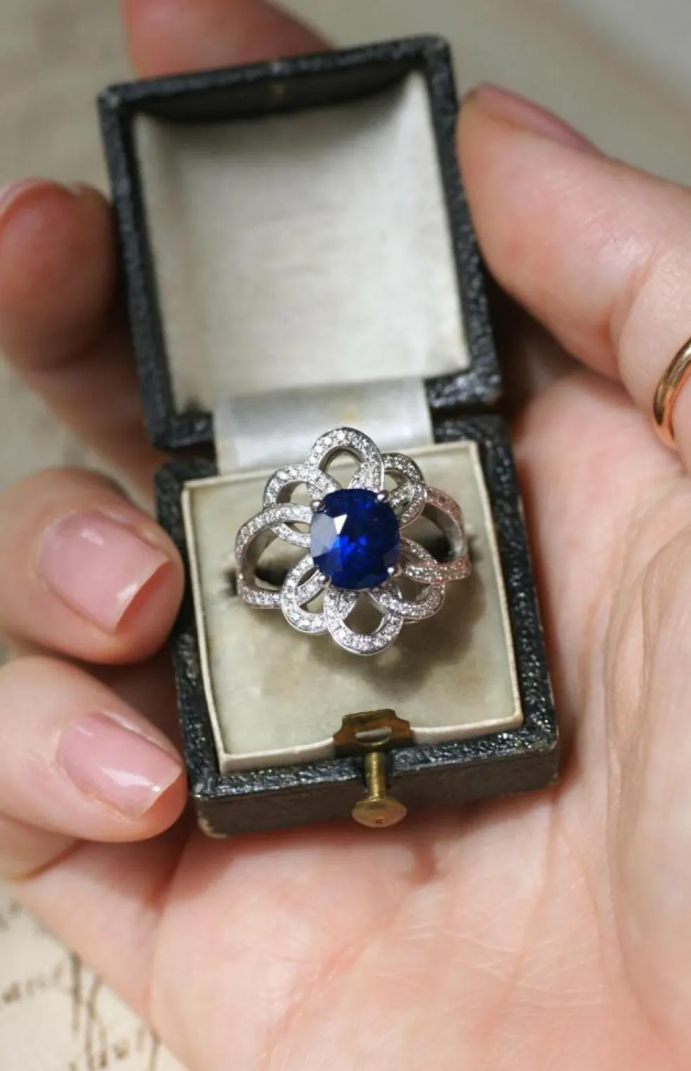 Bague Fleur or blanc, saphir de Ceylan 2.80 Cts, diamants
