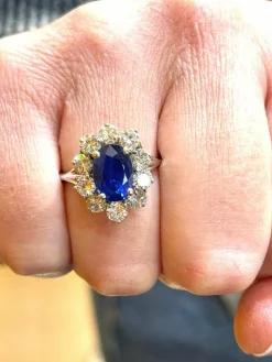 Bague fleur or blanc saphir de Ceylan non chauffé et diamants