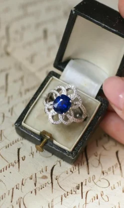 Bague Fleur or blanc, saphir de Ceylan 2.80 Cts, diamants