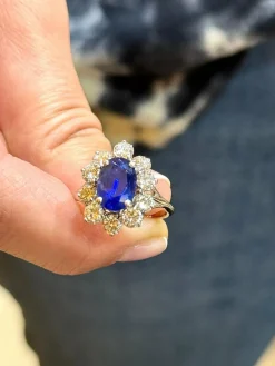 Bague fleur or blanc saphir de Ceylan non chauffé et diamants