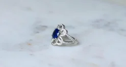 Bague Fleur or blanc, saphir de Ceylan 2.80 Cts, diamants