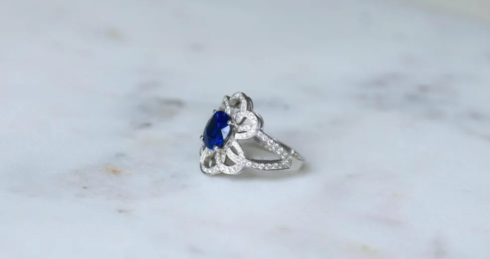 Bague Fleur or blanc, saphir de Ceylan 2.80 Cts, diamants
