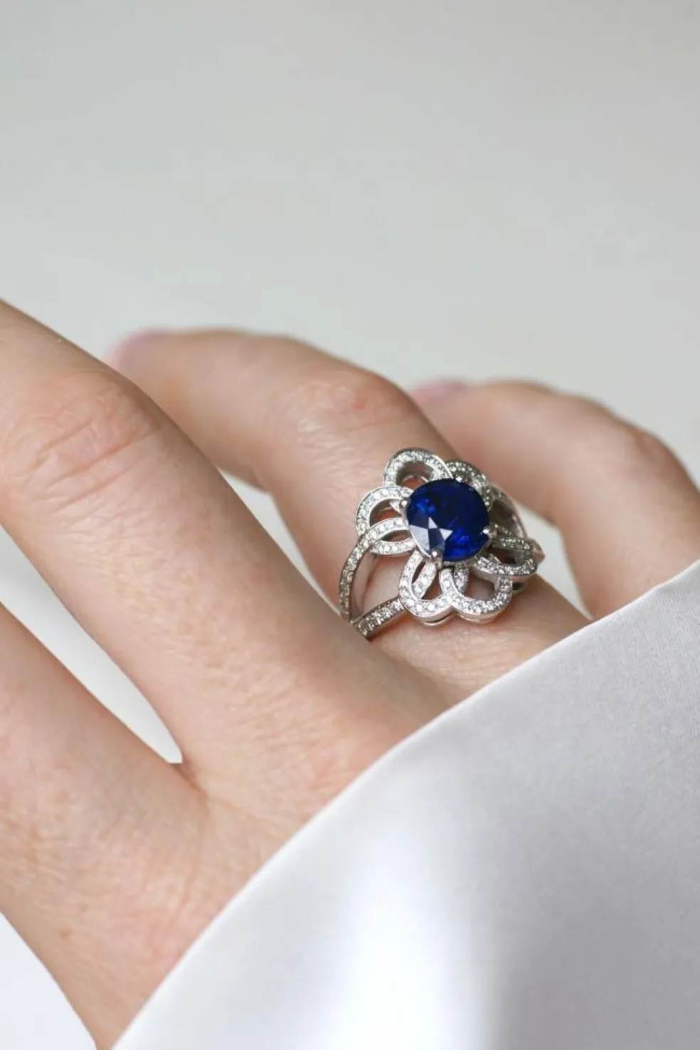 Bague Fleur or blanc, saphir de Ceylan 2.80 Cts, diamants