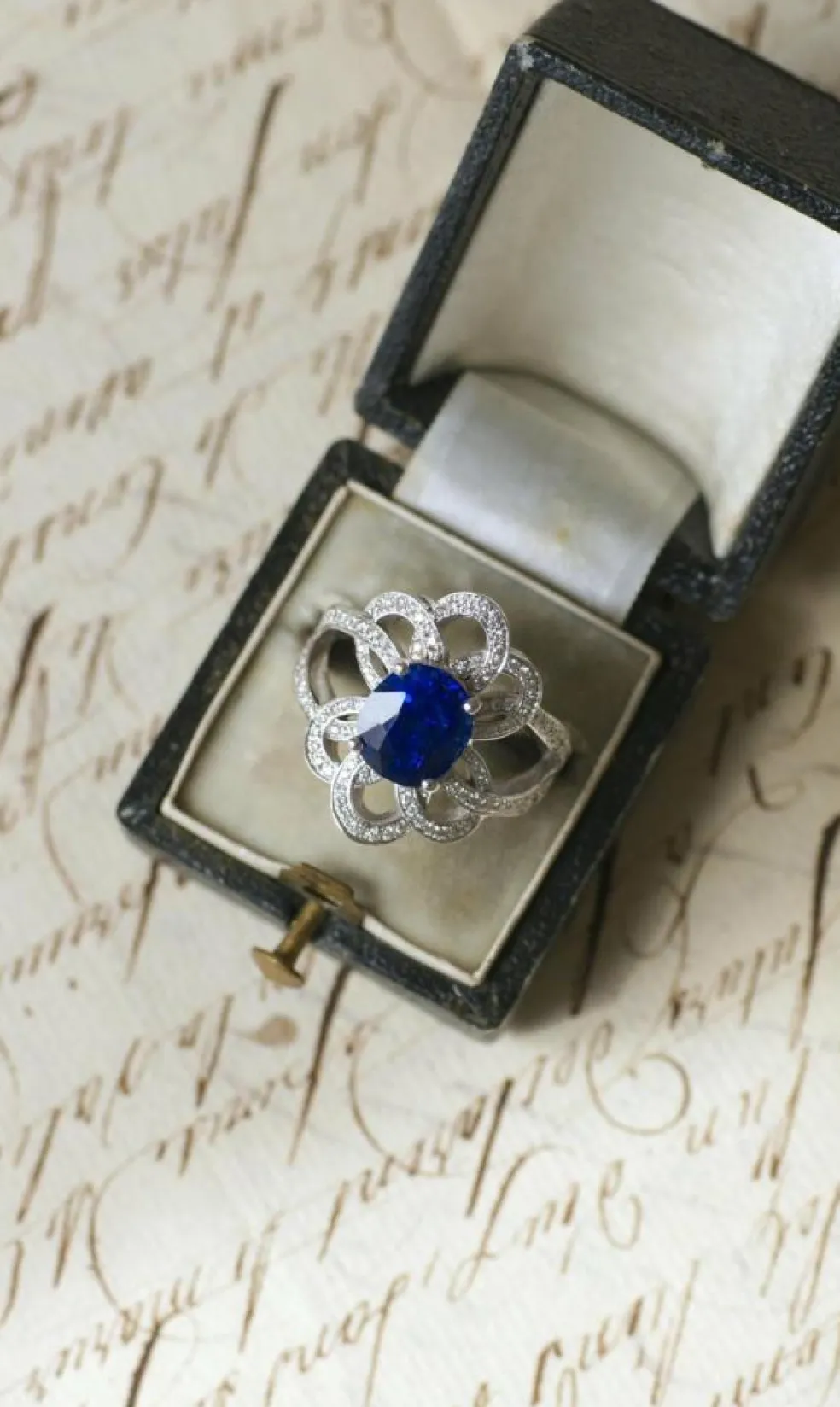 Bague Fleur or blanc, saphir de Ceylan 2.80 Cts, diamants