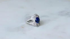 Bague Fleur or blanc, saphir de Ceylan 2.80 Cts, diamants