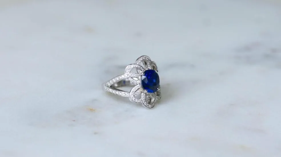 Bague Fleur or blanc, saphir de Ceylan 2.80 Cts, diamants