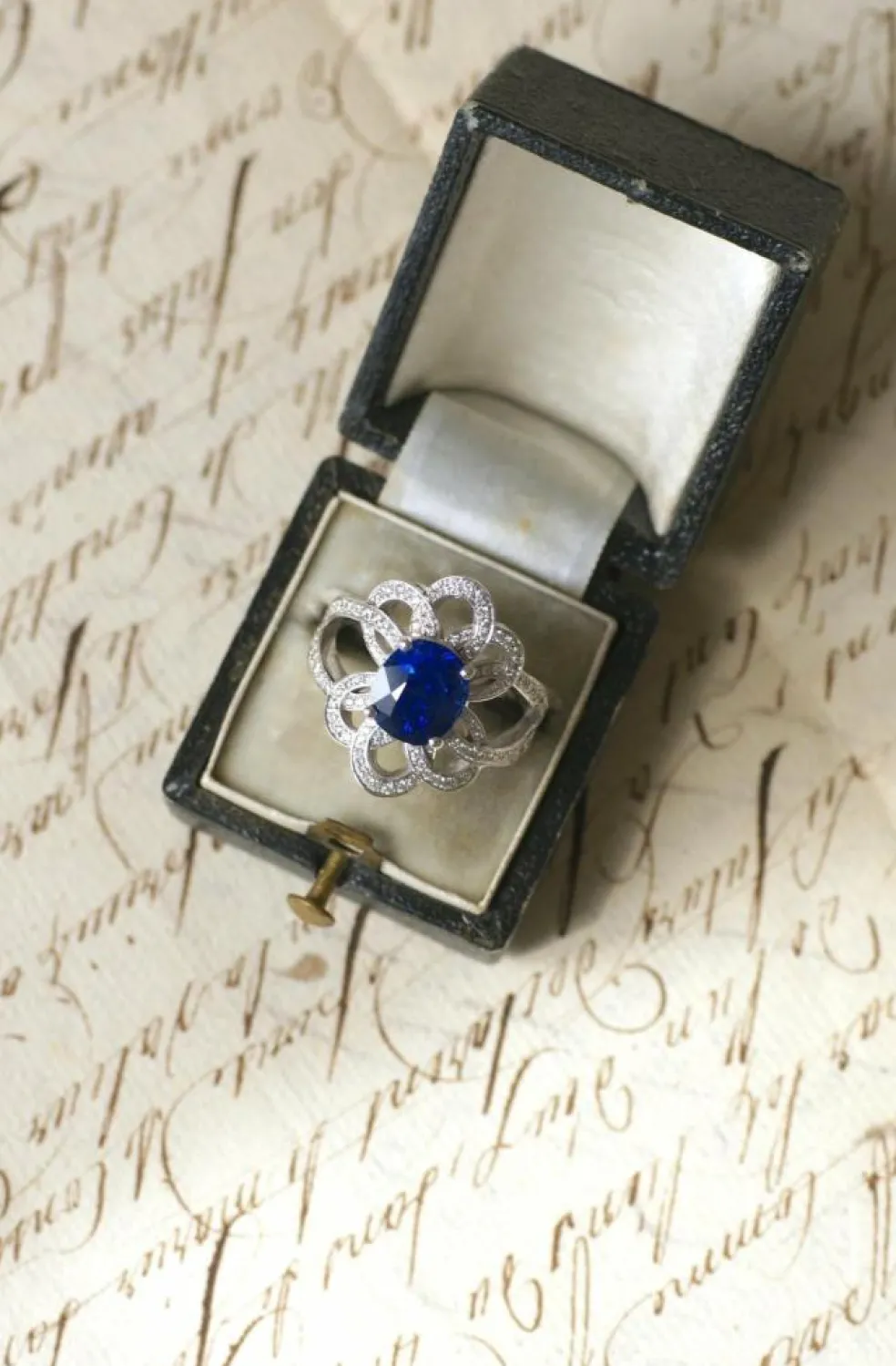 Bague Fleur or blanc, saphir de Ceylan 2.80 Cts, diamants