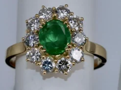 Bague fleur ovale en or jaune avec émeraude et diamants
