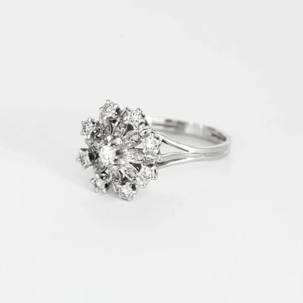 Bague fleur platine, or gris et diamants