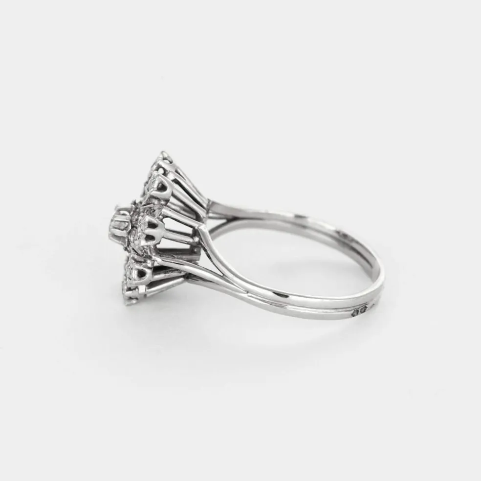 Bague fleur platine, or gris et diamants