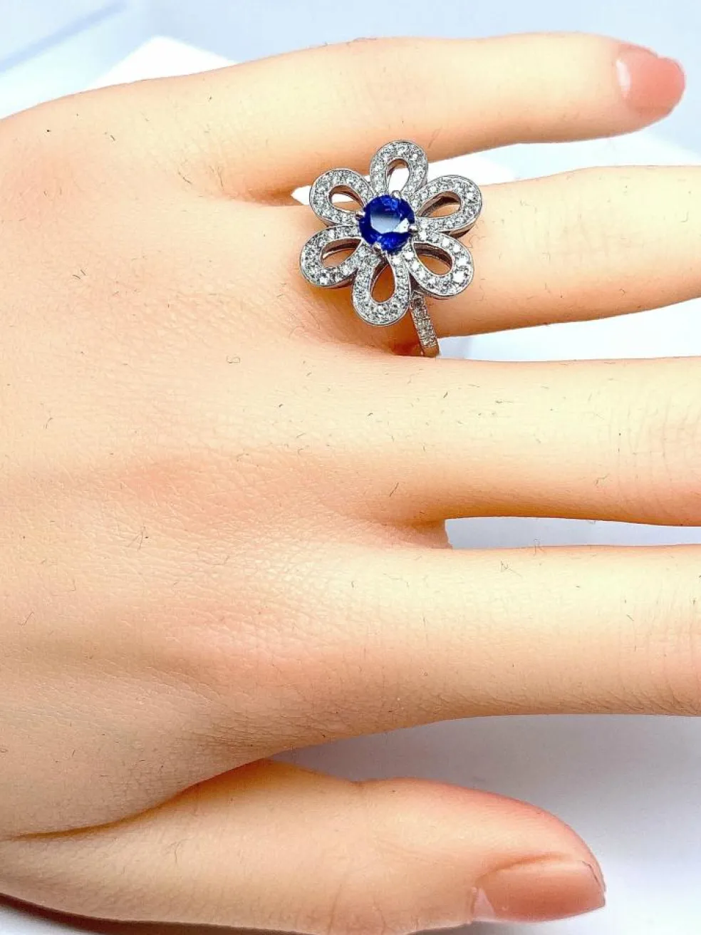 Bague fleur saphir diamants