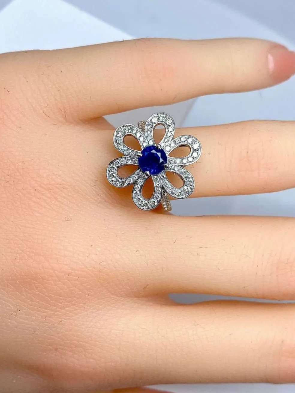 Bague fleur saphir diamants
