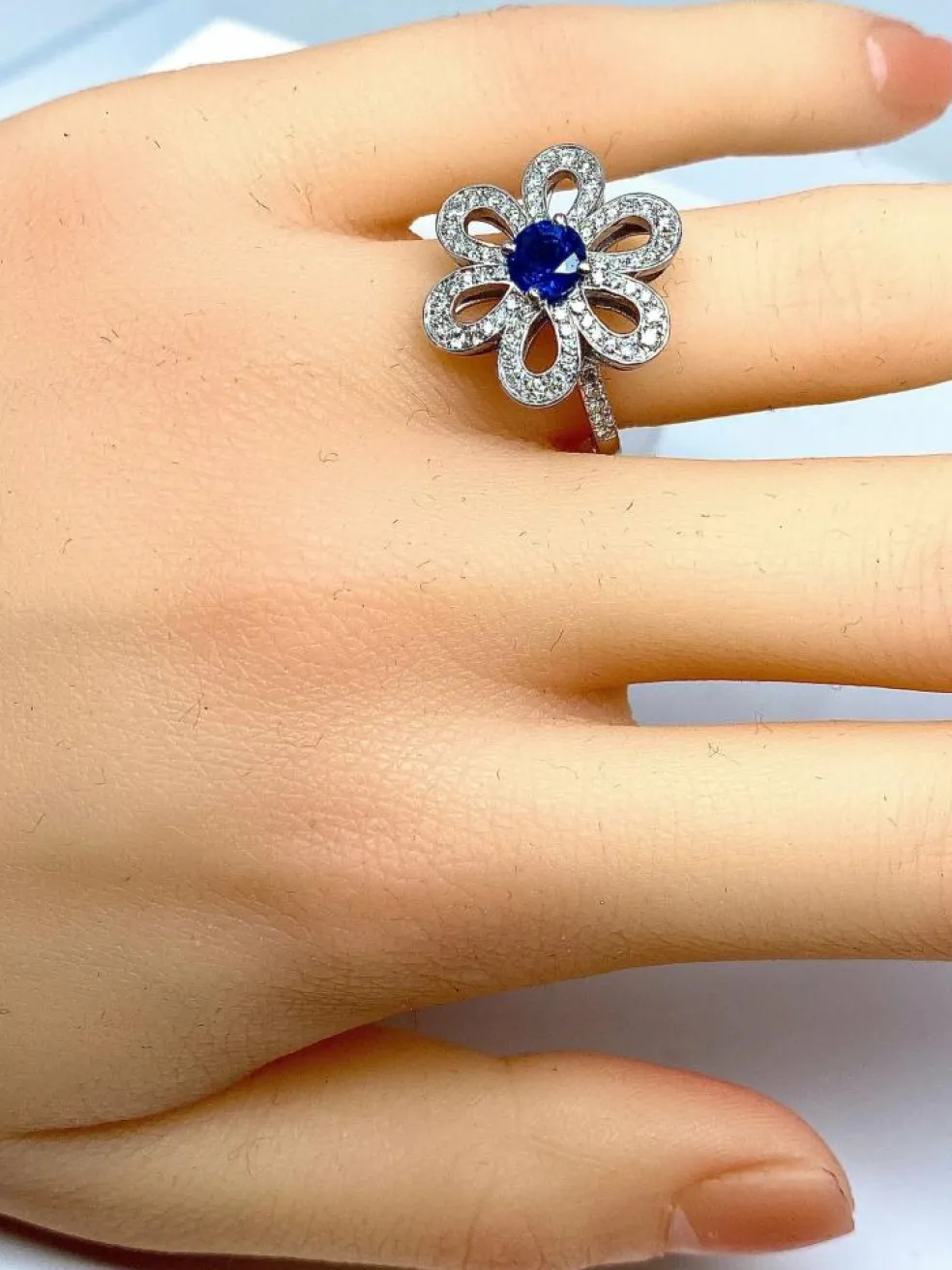 Bague fleur saphir diamants