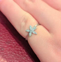 Bague florale en or blanc et diamants