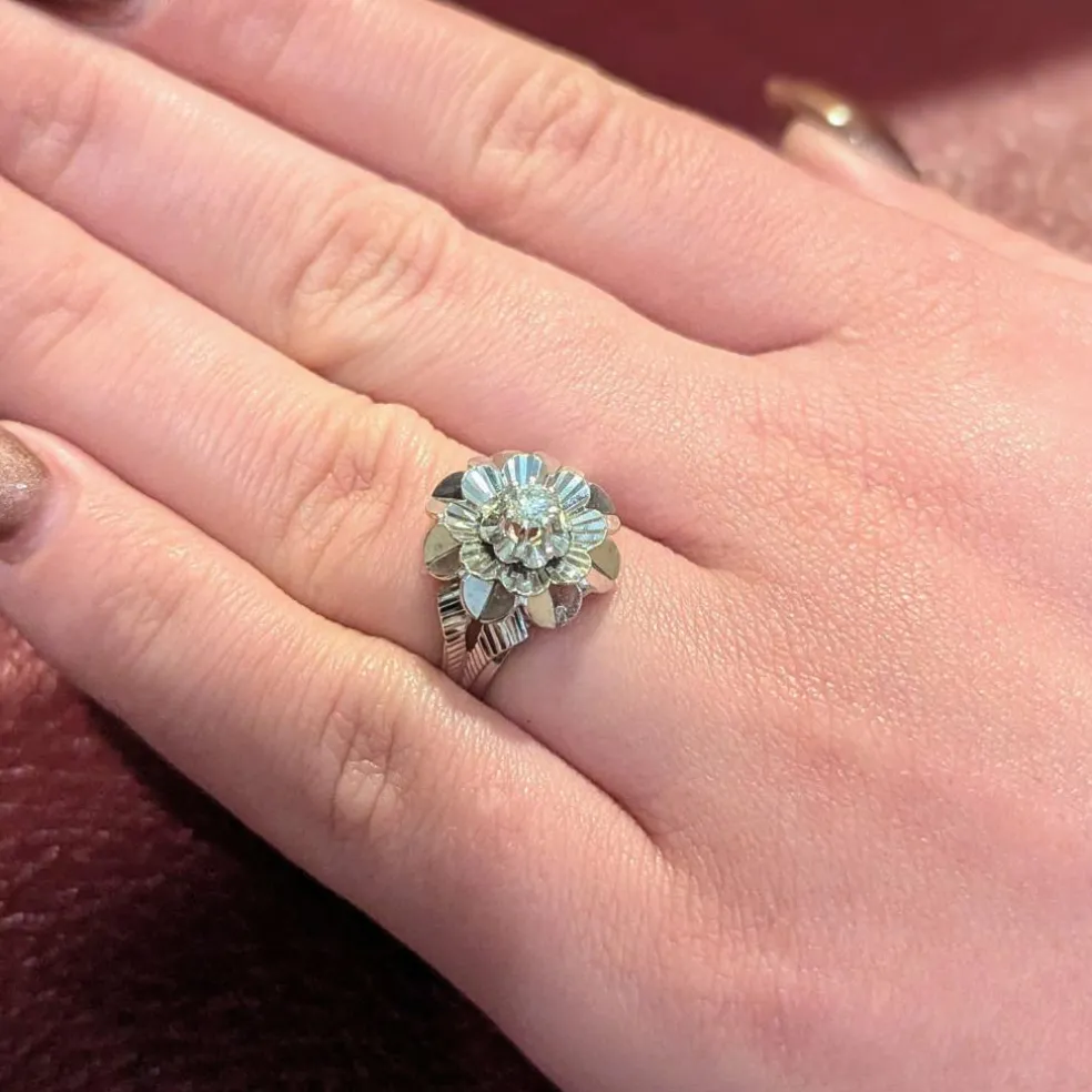 Bague florale en or blanc et diamant