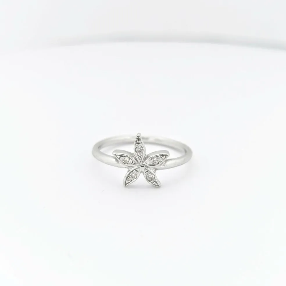 Bague florale en or blanc et diamants