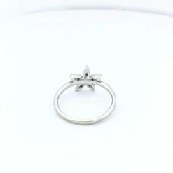 Bague florale en or blanc et diamants