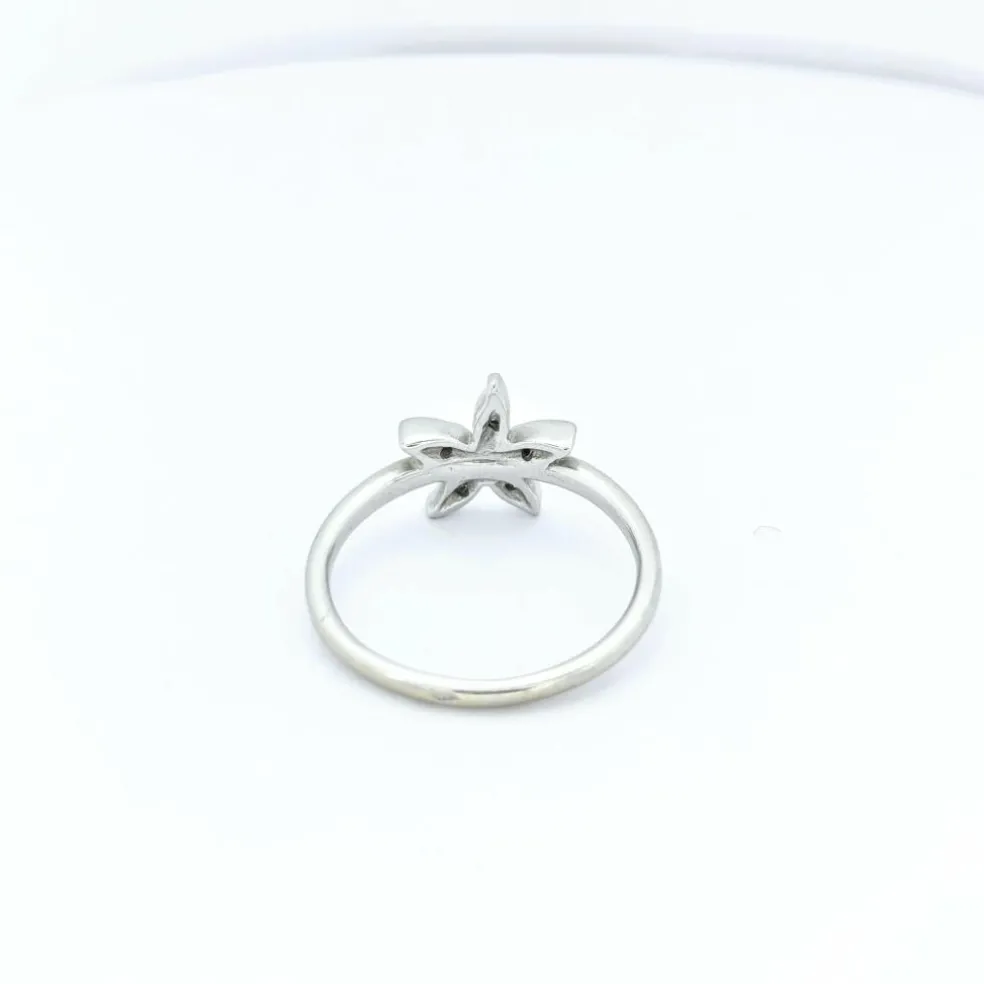 Bague florale en or blanc et diamants