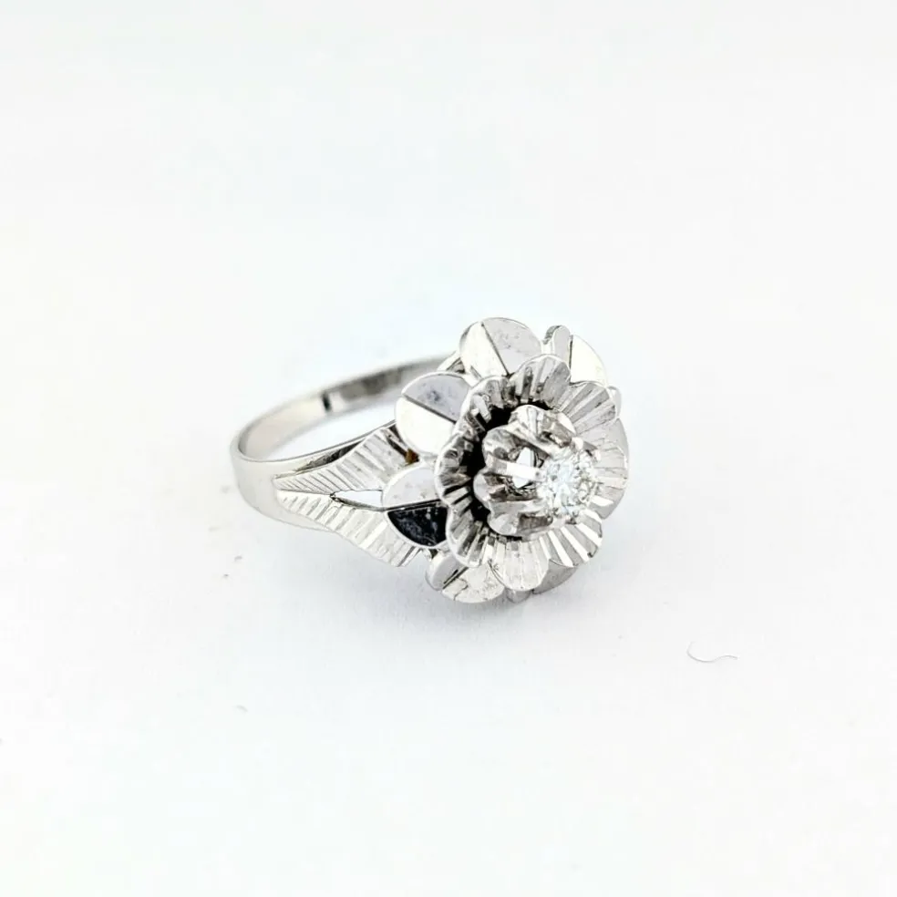 Bague florale en or blanc et diamant