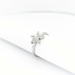 Bague florale en or blanc et diamants