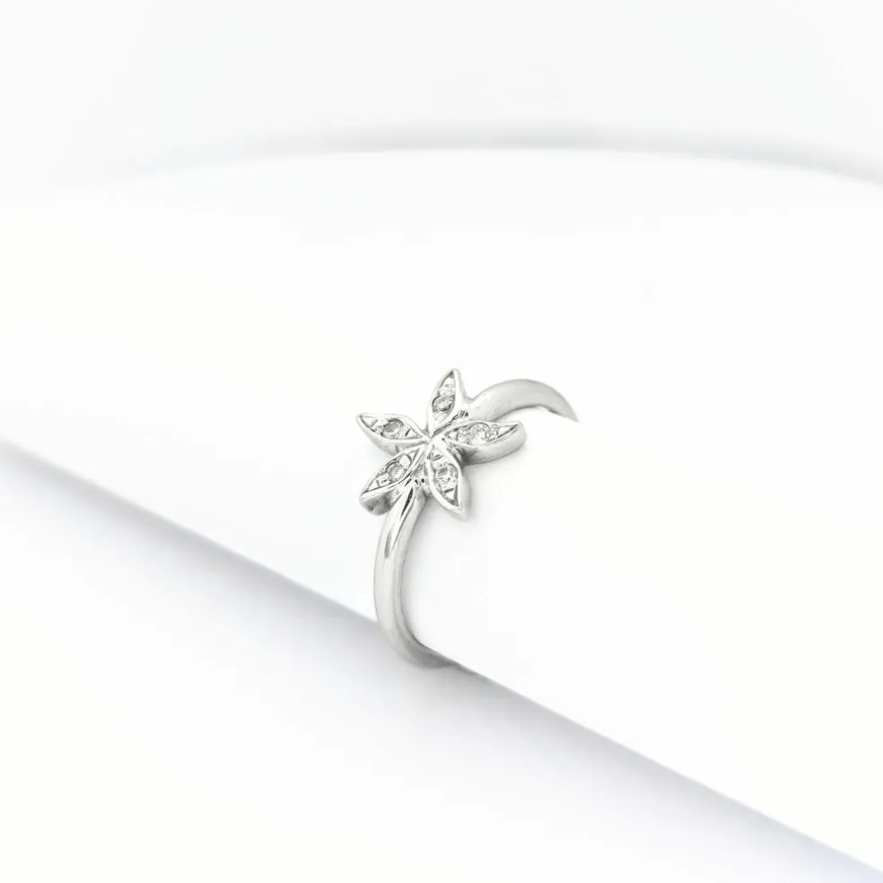 Bague florale en or blanc et diamants