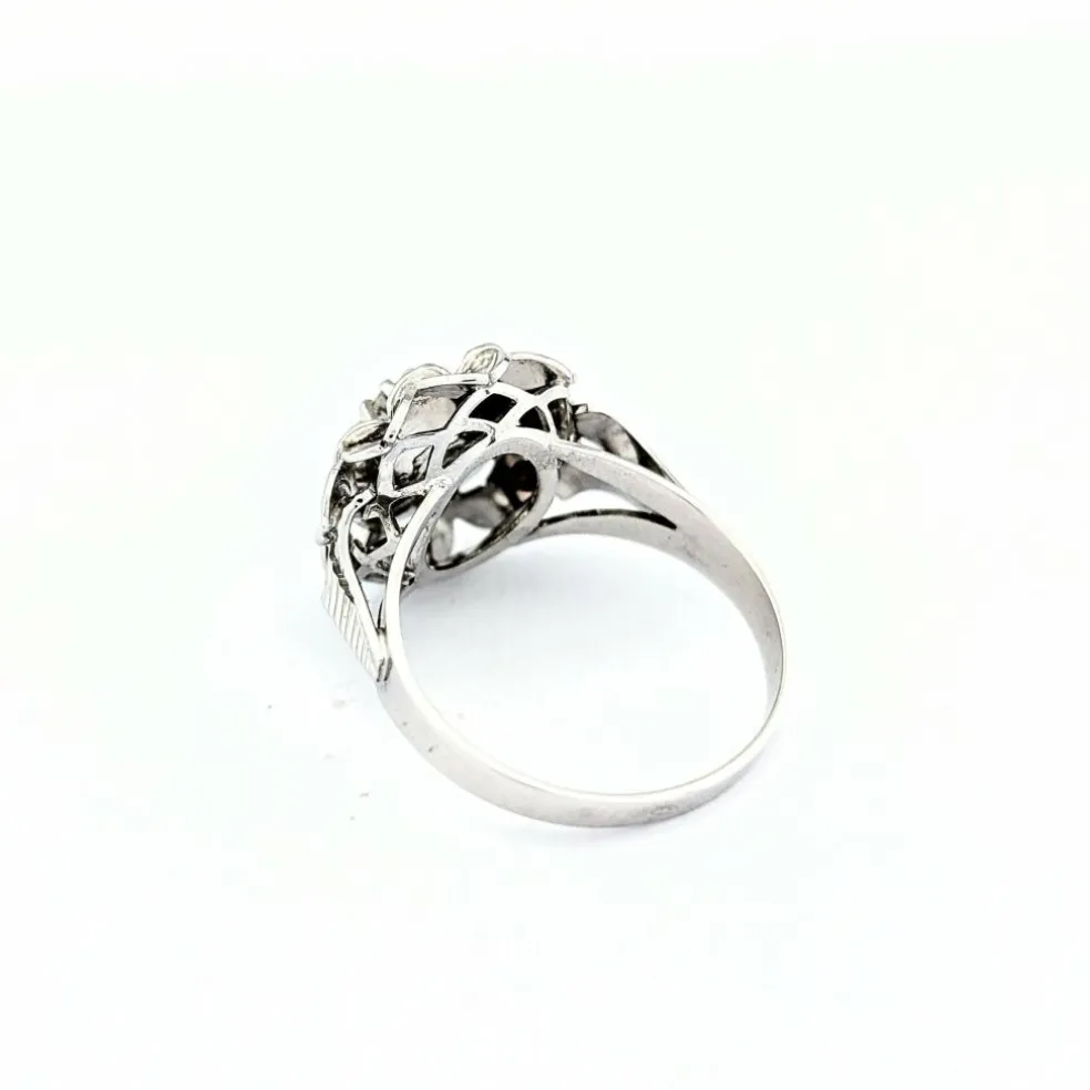Bague florale en or blanc et diamant