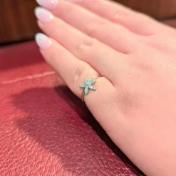 Bague florale en or blanc et diamants
