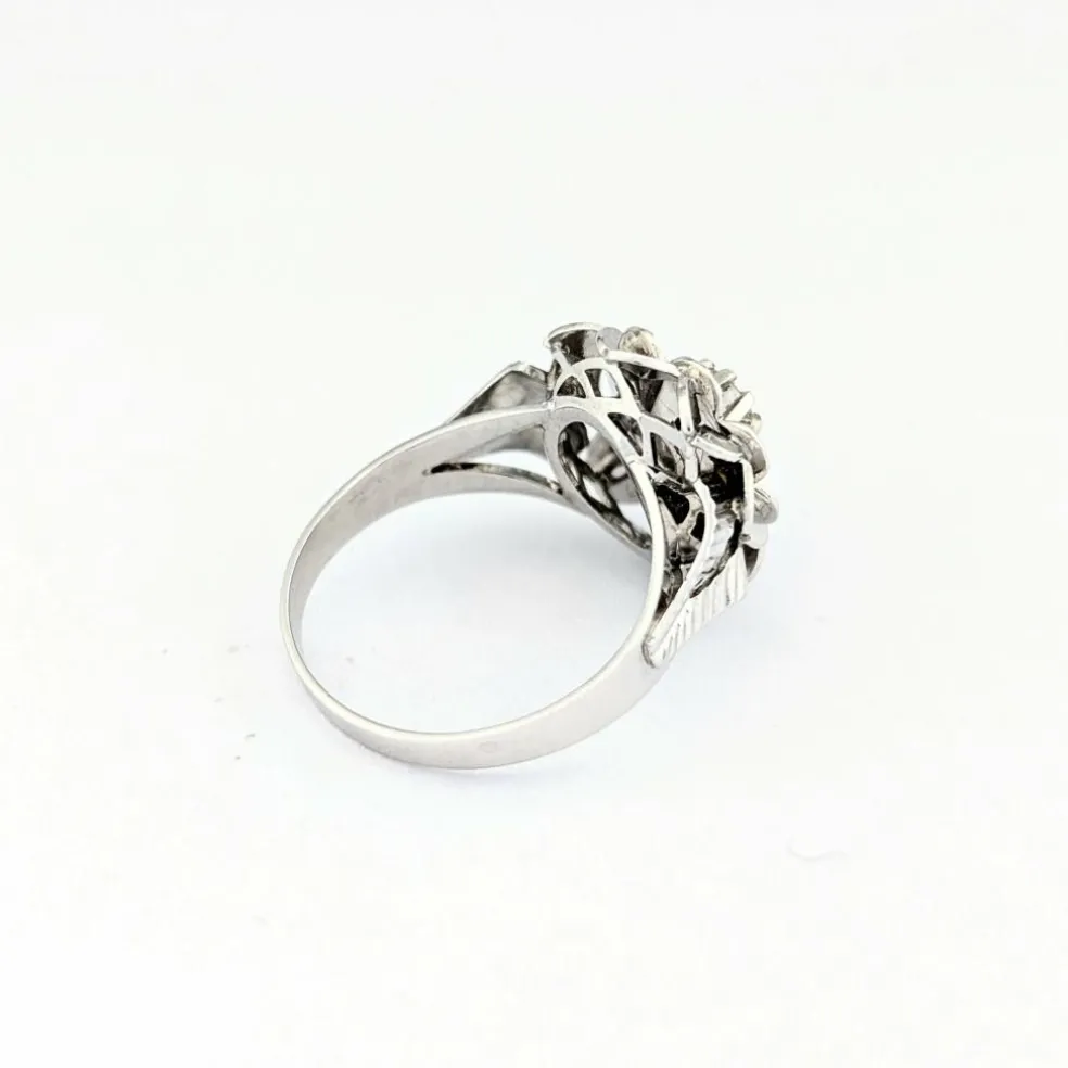 Bague florale en or blanc et diamant