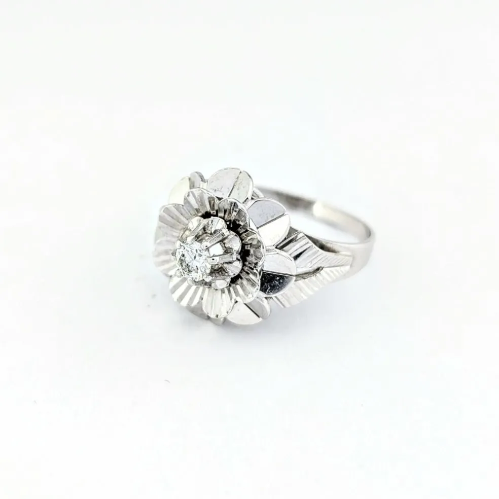 Bague florale en or blanc et diamant