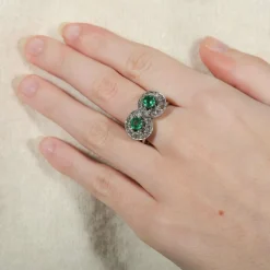 Bague forme 8 Emeraudes Diamants